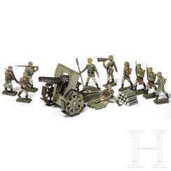 Lineol-Mörser mit Laufschuhen, grau, sowie zehn Soldaten des Heeres mit Geschützbedienungen und einem Geschossstapel