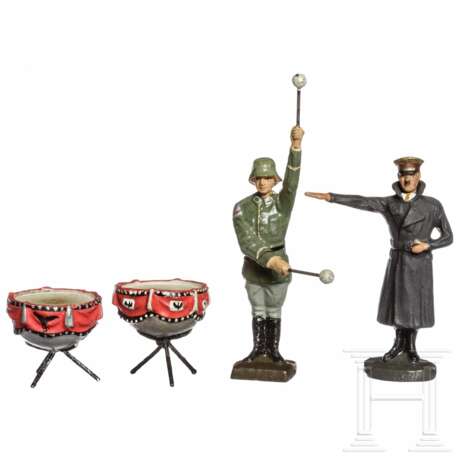 Ein Lineol Kesselpauker des Heeres, stillgestanden, sowie von Elastolin Hitler, stehend grüssend im Mantel - фото 1