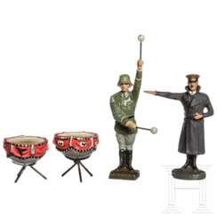 Ein Lineol Kesselpauker des Heeres, stillgestanden, sowie von Elastolin Hitler, stehend grüssend im Mantel 