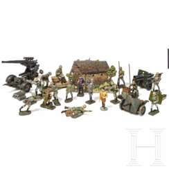 15 Elastolin- und Lineol-Figuren, diverse Kanonen, TippCo-8,8 cm-Flak sowie Hausser-Blockhütte