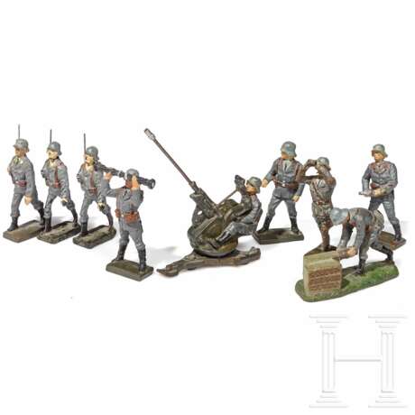 Neun Lineol- und Armee-Flaksoldaten mit Artillerist an 2 cm-Flak 7/140 - фото 1