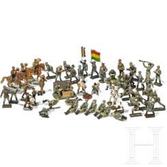 Ca. 45 Elastolin- und Lineol-Soldaten mit Pimpfen, SA-Musikern zu Pferd und sitzenden Figuren für Fahrzeuge