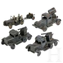 Vier Göso- und TippCo-Militärfahrzeuge in grau - Kübelwagen, Scheinwerferwagen und zwei Flakautos