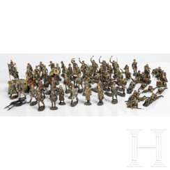 70 Elastolin-Soldaten des Heeres mit Stechschrittfiguren, Kämpfenden und Offizieren