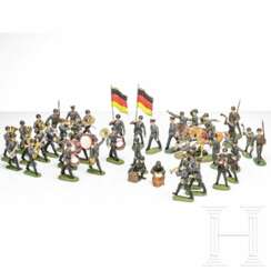 42 Elastolin-Bundeswehr-Soldaten mit Fahnenträgern und Musikern
