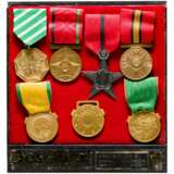 Sieben Abzeichen/Medaillen, Afghanistan, vor 1973, Deschler & Sohn, München, in Präsentationsbox - фото 1