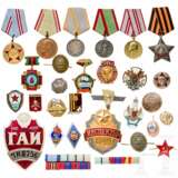 28 Auszeichnungen und Kleinabzeichen, Sowjetunion, ab 1942 - Foto 1