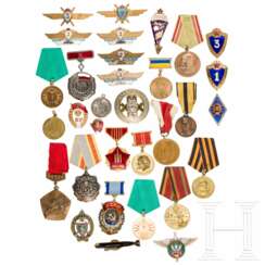 Große Gruppe Auszeichnungen und Schulterstücke, überwiegend Sowjetunion, 2. Hälfte 20. Jahrhundert