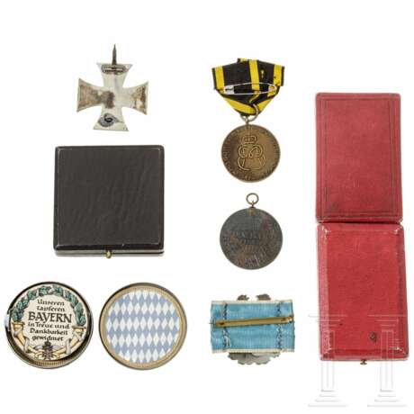Bayern - Nachlass Orden und Originalschachteln, mit Jubiläumsmedaille 2. Infanterie-Regiment „Kronprinz" und einem EK 1914 im Etui - photo 2
