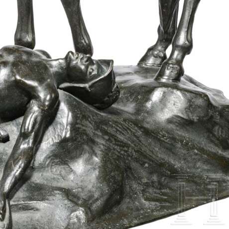 Große Bronzefigur eines trauernden Pferdes mit gefallenem Krieger - Foto 6