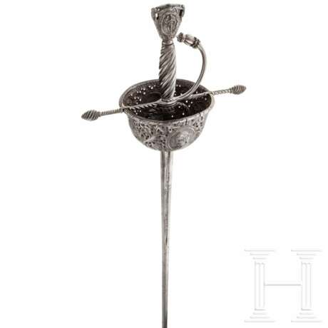 Eisengeschnittener Glockendegen, Sammleranfertigung unter Verwendung alter Teile im Stil des 17. Jhdts. - Foto 3