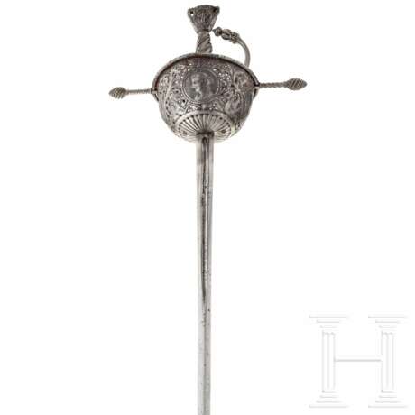 Eisengeschnittener Glockendegen, Sammleranfertigung unter Verwendung alter Teile im Stil des 17. Jhdts. - фото 4