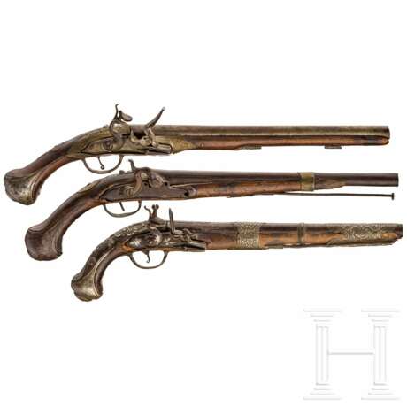 Zwei Steinschloss- und eine Perkussionspistole, balkantürkisch, 19. Jahrhundert - Foto 1