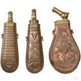 Drei Pulverflaschen aus Kupfer, Frankreich, Mitte 19. Jahrhundert - фото 1