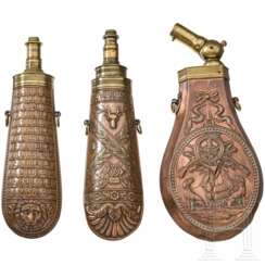Drei Pulverflaschen aus Kupfer, Frankreich, Mitte 19. Jahrhundert