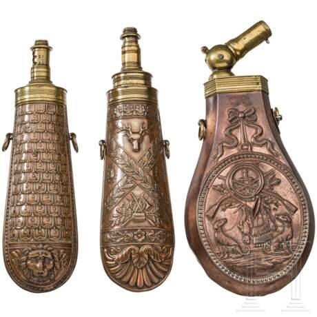 Drei Pulverflaschen aus Kupfer, Frankreich, Mitte 19. Jahrhundert - фото 2