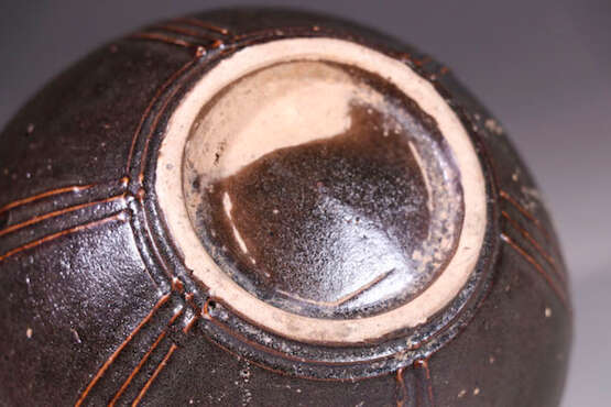 A BLACK-GLAZED JAR SONG DYNASTY (960-1279) - Foto 4