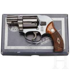 Smith & Wesson Modell 49, "The Bodyguard", im Karton