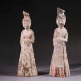 A PAIR OF WHITE POTTERY LADIES TANG DYNASTY (618-907) - фото 1