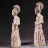 A PAIR OF WHITE POTTERY LADIES TANG DYNASTY (618-907) - Foto 2