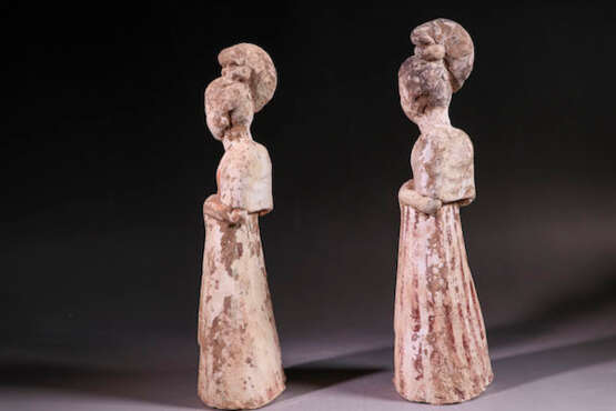A PAIR OF WHITE POTTERY LADIES TANG DYNASTY (618-907) - photo 2