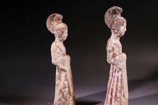 A PAIR OF WHITE POTTERY LADIES TANG DYNASTY (618-907) - Foto 3