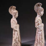 A PAIR OF WHITE POTTERY LADIES TANG DYNASTY (618-907) - photo 3