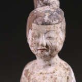 A PAIR OF WHITE POTTERY LADIES TANG DYNASTY (618-907) - Foto 4