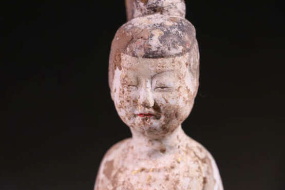 A PAIR OF WHITE POTTERY LADIES TANG DYNASTY (618-907) - Foto 4