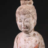 A PAIR OF WHITE POTTERY LADIES TANG DYNASTY (618-907) - Foto 5