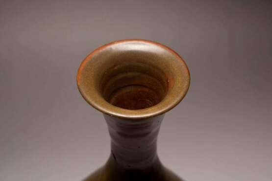 A TEA-GLAZED YUHUCHUN PING SHANXI YAO JIN DYNASTY (907-1125) - Foto 5