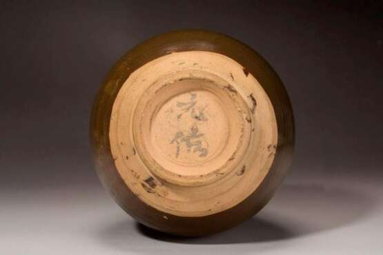 A TEA-GLAZED YUHUCHUN PING SHANXI YAO JIN DYNASTY (907-1125) - Foto 8