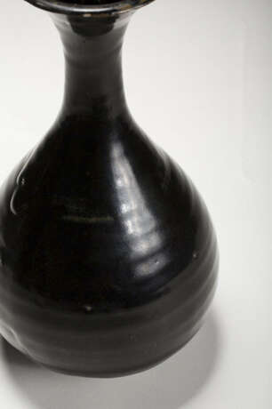 A BLACK-GLAZED YUHUCHUN PING SHANXI YAO LIAO DYNASTY (907-1125) - Foto 2