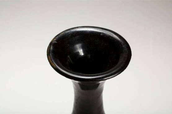 A BLACK-GLAZED YUHUCHUN PING SHANXI YAO LIAO DYNASTY (907-1125) - Foto 6