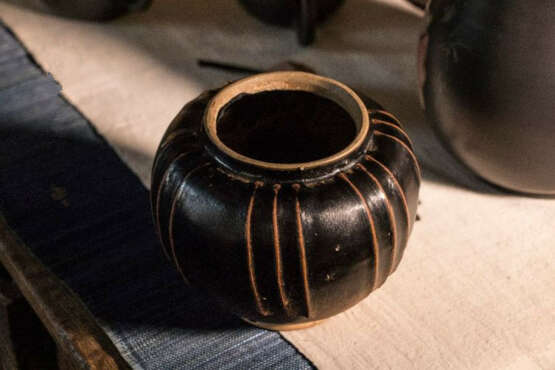 A BLACK-GLAZED JAR YAOZHOU YAO SONG DYNASTY (960-1279) - Foto 1