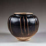 A BLACK-GLAZED JAR YAOZHOU YAO SONG DYNASTY (960-1279) - Foto 2