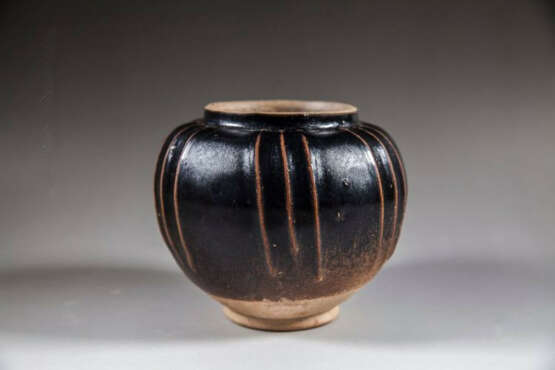 A BLACK-GLAZED JAR YAOZHOU YAO SONG DYNASTY (960-1279) - фото 2
