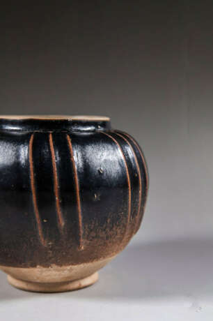 A BLACK-GLAZED JAR YAOZHOU YAO SONG DYNASTY (960-1279) - Foto 4