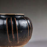 A BLACK-GLAZED JAR YAOZHOU YAO SONG DYNASTY (960-1279) - Foto 4