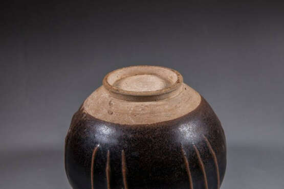 A BLACK-GLAZED JAR YAOZHOU YAO SONG DYNASTY (960-1279) - Foto 6