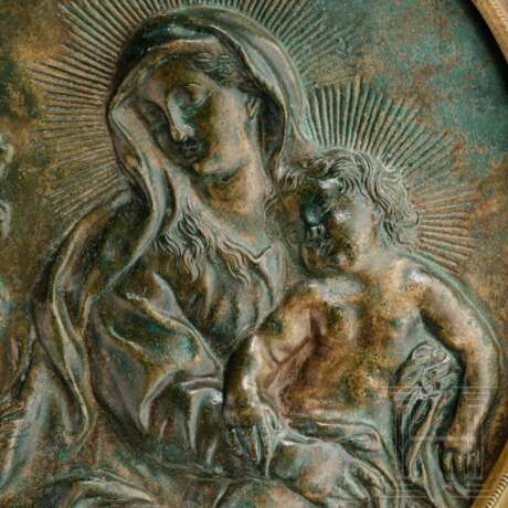 Bronzerelief der Hl. Maria mit Kind, Italien, 19. Jahrhundert - photo 3