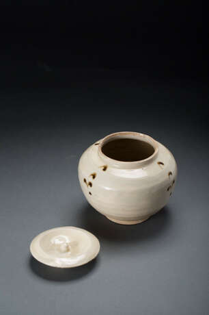A JINJING YAO WHITE-GLAZED JAR SONG DYNASTY (960-1279) - photo 2