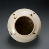 A JINJING YAO WHITE-GLAZED JAR SONG DYNASTY (960-1279) - photo 3