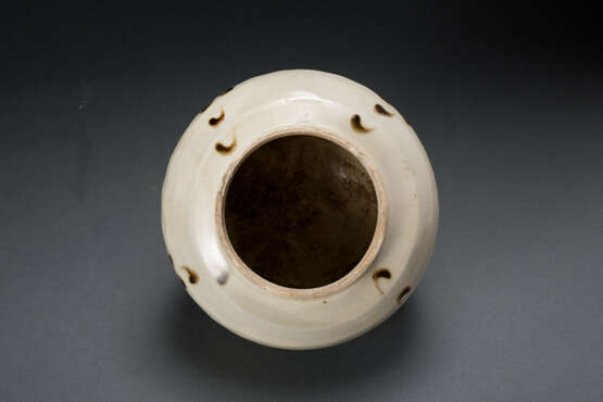 A JINJING YAO WHITE-GLAZED JAR SONG DYNASTY (960-1279) - фото 3