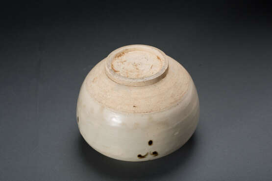 A JINJING YAO WHITE-GLAZED JAR SONG DYNASTY (960-1279) - photo 4