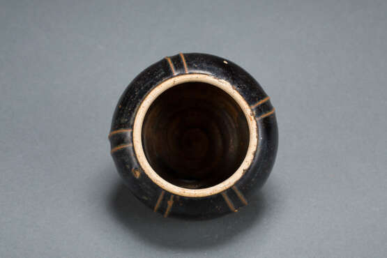 A BLACK-GLAZED JAR JIN DYNASTY (907-1125) - фото 3