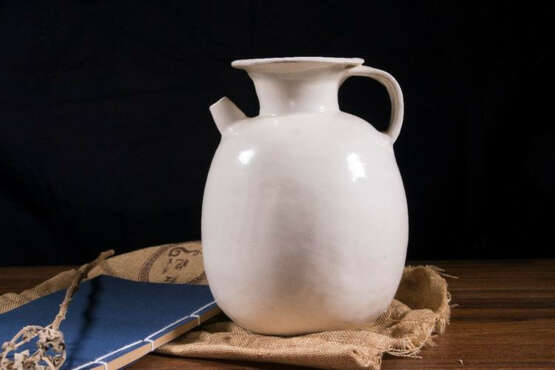 A WHITE-GLAZED EWER GONGXIAN YAO TANG DYNASTY (618-907) - photo 1