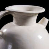 A WHITE-GLAZED EWER GONGXIAN YAO TANG DYNASTY (618-907) - photo 3