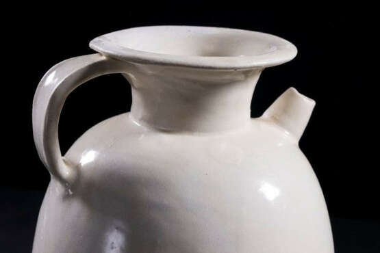 A WHITE-GLAZED EWER GONGXIAN YAO TANG DYNASTY (618-907) - photo 3