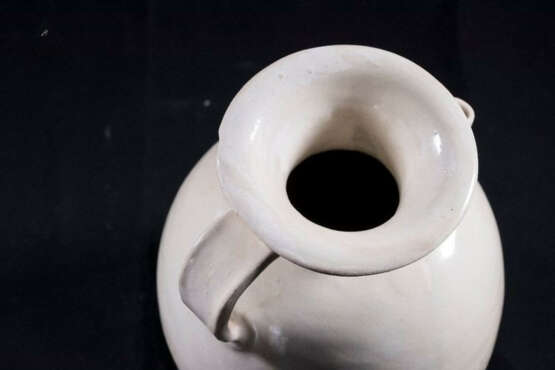 A WHITE-GLAZED EWER GONGXIAN YAO TANG DYNASTY (618-907) - photo 4